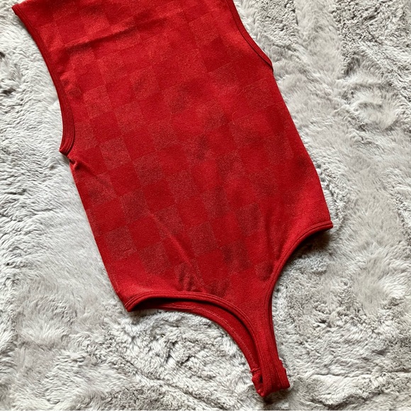 Vintage red sleeveless turtle neck thong bodysuit flattering bodycon style M/L - Picture 2 of 4